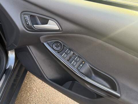Ford Focus 1.0T EcoBoost Titanium Hatchback 5dr Petrol Auto Euro 6 (s/s) (125 ps) - U2354