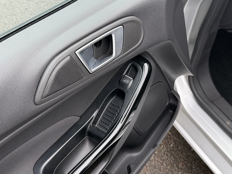 Ford Fiesta 1.0T EcoBoost Zetec Hatchback 5dr Petrol Powershift Euro 5 (100 ps) - U2370