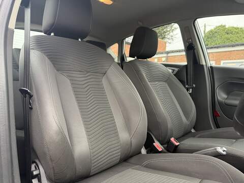 Ford Fiesta 1.0T EcoBoost Zetec Hatchback 5dr Petrol Powershift Euro 5 (100 ps) - U2370