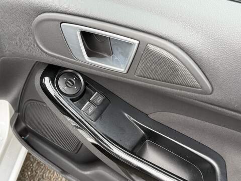 Ford Fiesta 1.0T EcoBoost Zetec Hatchback 5dr Petrol Powershift Euro 5 (100 ps) - U2370