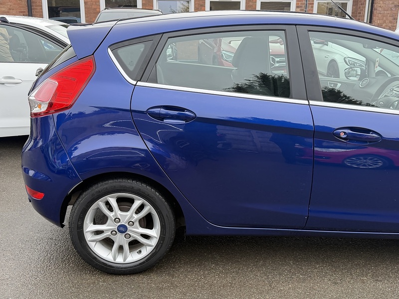 Ford Fiesta 1.0T EcoBoost Zetec Hatchback 5dr Petrol Powershift Euro 5 (100 ps) - U2375
