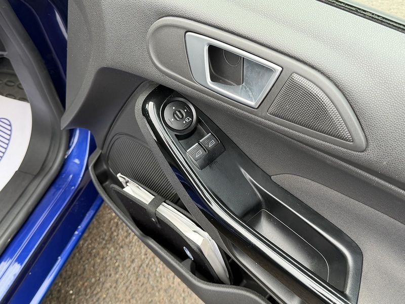 Ford Fiesta 1.0T EcoBoost Zetec Hatchback 5dr Petrol Powershift Euro 5 (100 ps) - U2375