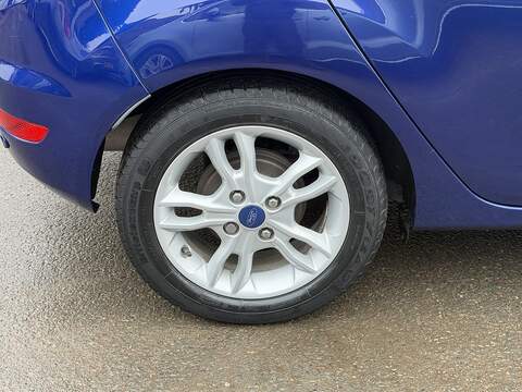 Ford Fiesta 1.0T EcoBoost Zetec Hatchback 5dr Petrol Powershift Euro 5 (100 ps) - U2375