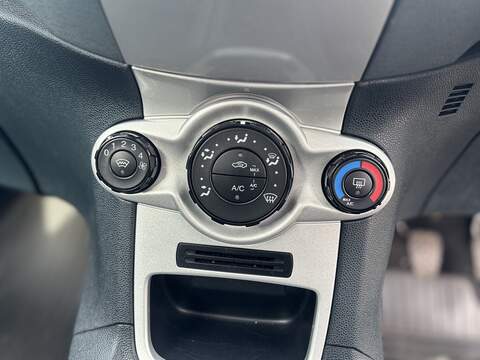 Ford Fiesta 1.25 Zetec Hatchback 3dr Petrol Manual (129 g/km, 81 bhp) - U2380