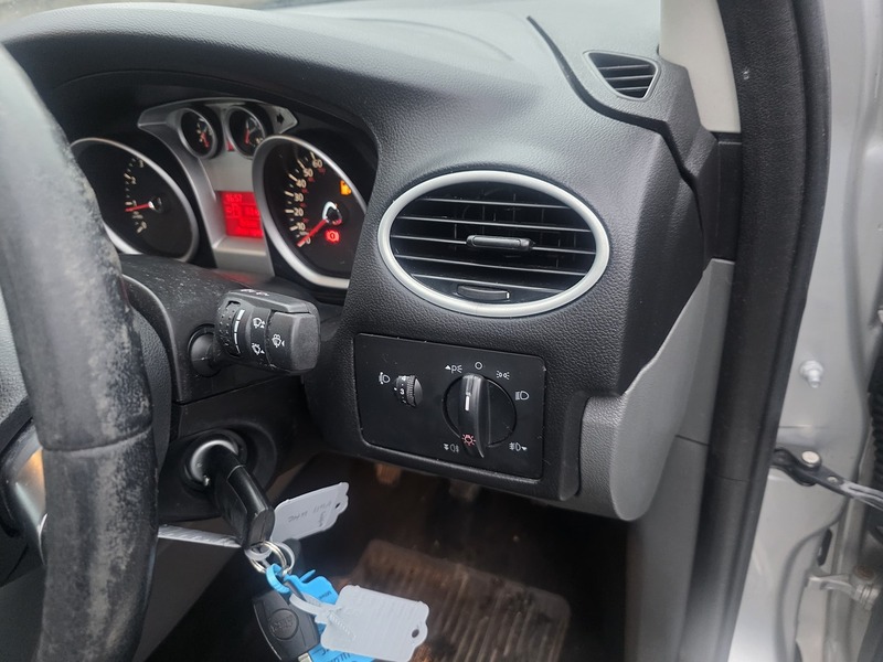 Ford Focus 1.6 Zetec Hatchback 5dr Petrol Manual (159 g/km, 99 bhp) - U2391