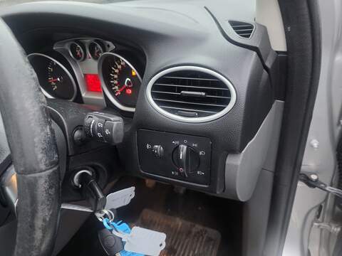 Ford Focus 1.6 Zetec Hatchback 5dr Petrol Manual (159 g/km, 99 bhp) - U2391