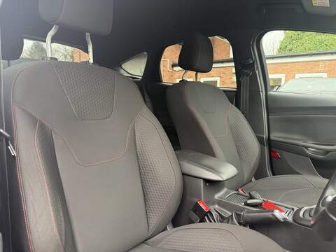 Ford Focus 1.0T EcoBoost ST-Line Hatchback 5dr Petrol Auto Euro 6 (s/s) (125 ps) - U2394