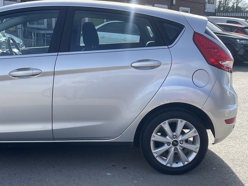 Ford Fiesta 1.4 Zetec Hatchback 5dr Petrol Manual (133 g/km, 94 bhp) - U2405