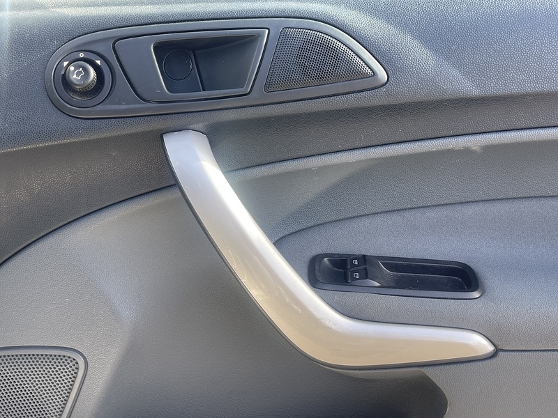 Ford Fiesta 1.4 Zetec Hatchback 5dr Petrol Manual (133 g/km, 94 bhp) - U2405