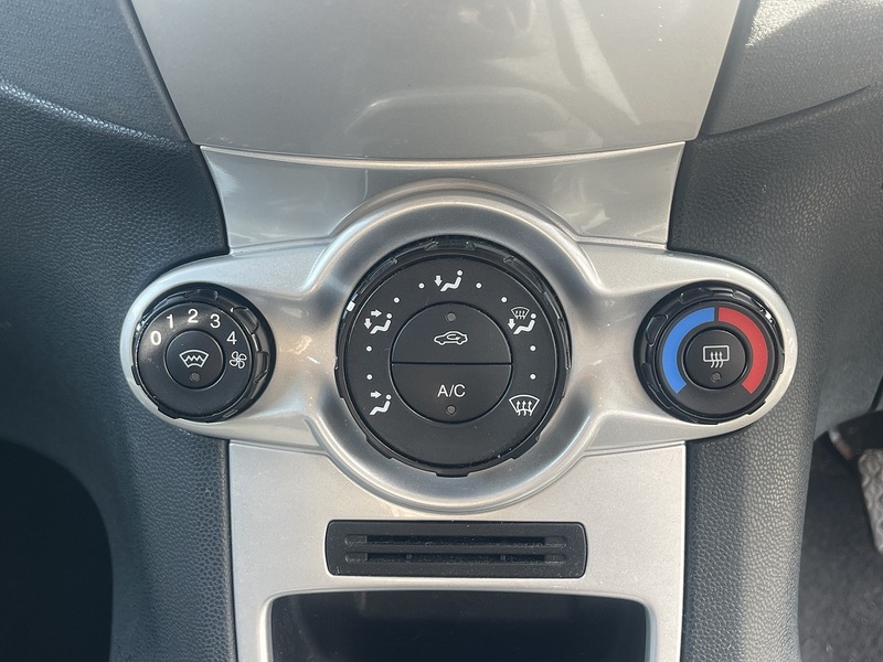 Ford Fiesta 1.4 Zetec Hatchback 5dr Petrol Manual (133 g/km, 94 bhp) - U2405