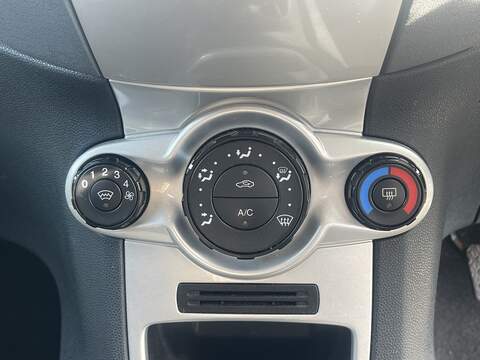Ford Fiesta 1.4 Zetec Hatchback 5dr Petrol Manual (133 g/km, 94 bhp) - U2405