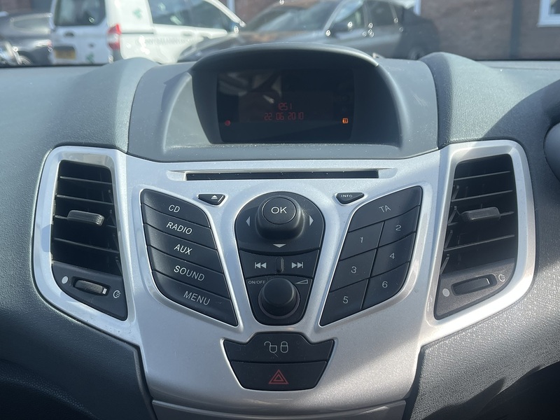 Ford Fiesta 1.4 Zetec Hatchback 5dr Petrol Manual (133 g/km, 94 bhp) - U2405