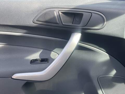 Ford Fiesta 1.4 Zetec Hatchback 5dr Petrol Manual (133 g/km, 94 bhp) - U2405