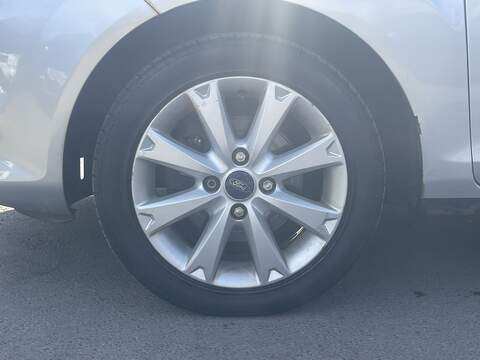 Ford Fiesta 1.4 Zetec Hatchback 5dr Petrol Manual (133 g/km, 94 bhp) - U2405