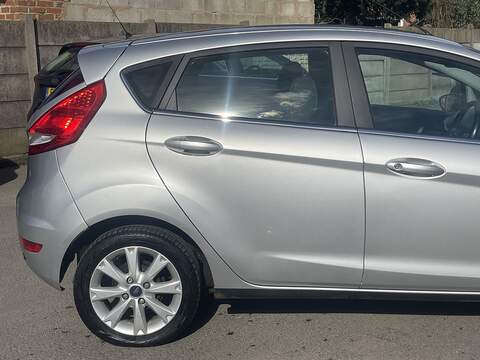 Ford Fiesta 1.4 Zetec Hatchback 5dr Petrol Manual (133 g/km, 94 bhp) - U2405