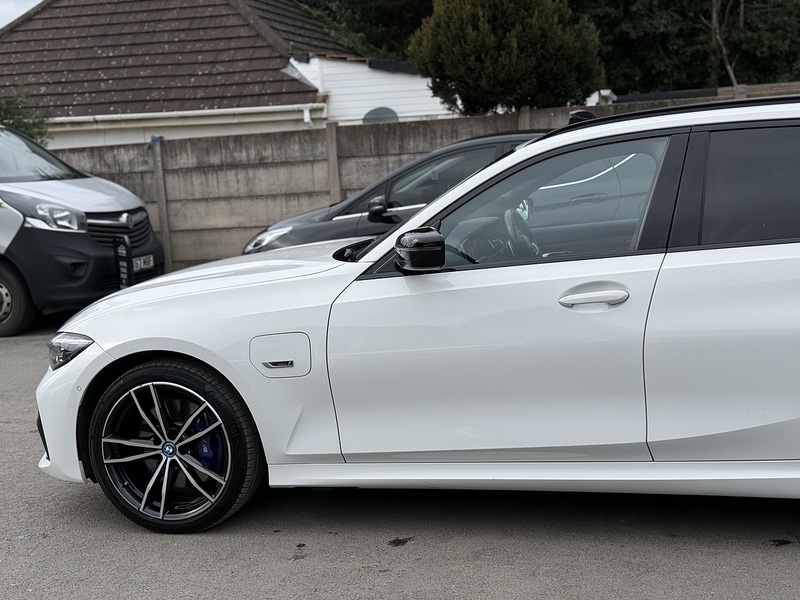 BMW 3 Series 2.0 330e 12kWh M Sport Touring 5dr Petrol Plug-in Hybrid Auto Euro 6 (s/s) (292 ps) - U2411