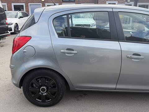 Vauxhall Corsa 1.4 16V Design Hatchback 5dr Petrol Auto Euro 5 (A/C) (100 ps) - U2421