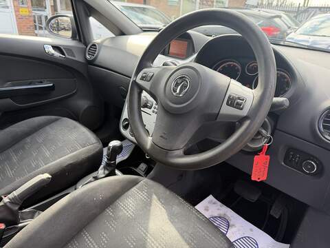 Vauxhall Corsa 1.4 16V Design Hatchback 5dr Petrol Auto Euro 5 (A/C) (100 ps) - U2421
