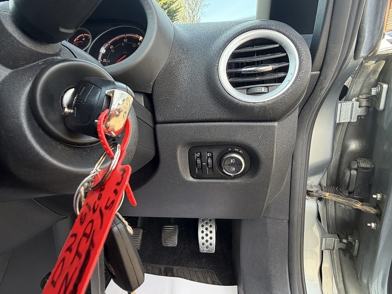 Vauxhall Corsa 1.4 16V SRi Hatchback 5dr Petrol Manual Wide Ratio Euro 5 (100 ps) - U2517