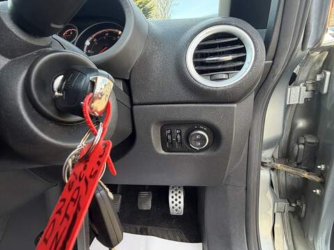 Vauxhall Corsa 1.4 16V SRi Hatchback 5dr Petrol Manual Wide Ratio Euro 5 (100 ps) - U2517