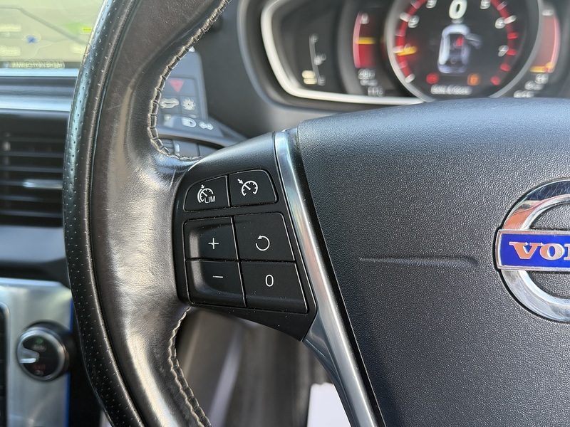 Volvo V40 2.0 T5 R-Design Lux Nav Hatchback 5dr Petrol Auto Euro 6 (s/s) (245 ps) - U2518