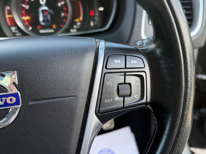 Volvo V40 2.0 T5 R-Design Lux Nav Hatchback 5dr Petrol Auto Euro 6 (s/s) (245 ps) - U2518