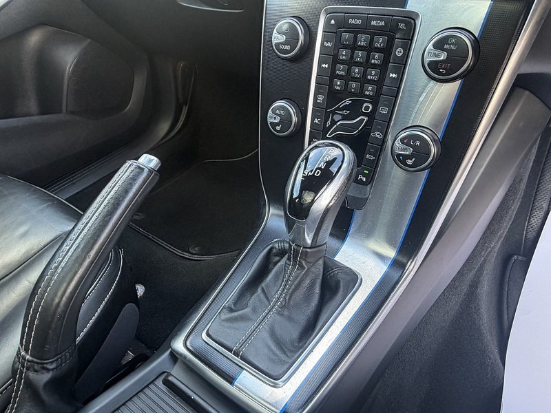 Volvo V40 2.0 T5 R-Design Lux Nav Hatchback 5dr Petrol Auto Euro 6 (s/s) (245 ps) - U2518