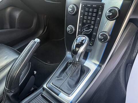 Volvo V40 2.0 T5 R-Design Lux Nav Hatchback 5dr Petrol Auto Euro 6 (s/s) (245 ps) - U2518