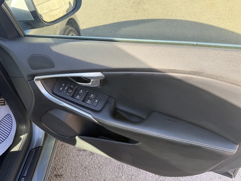 Volvo V40 2.0 T5 R-Design Lux Nav Hatchback 5dr Petrol Auto Euro 6 (s/s) (245 ps) - U2518