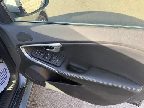 Volvo V40 2.0 T5 R-Design Lux Nav Hatchback 5dr Petrol Auto Euro 6 (s/s) (245 ps) - U2518