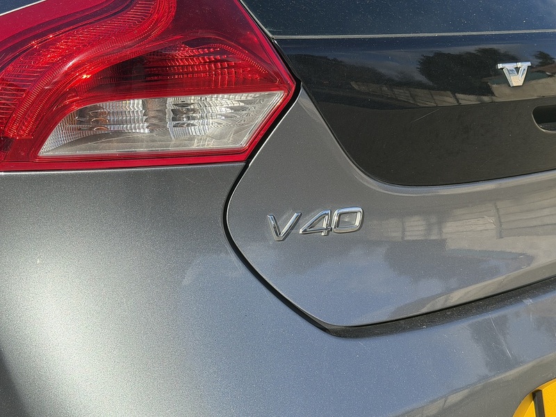 Volvo V40 2.0 T5 R-Design Lux Nav Hatchback 5dr Petrol Auto Euro 6 (s/s) (245 ps) - U2518