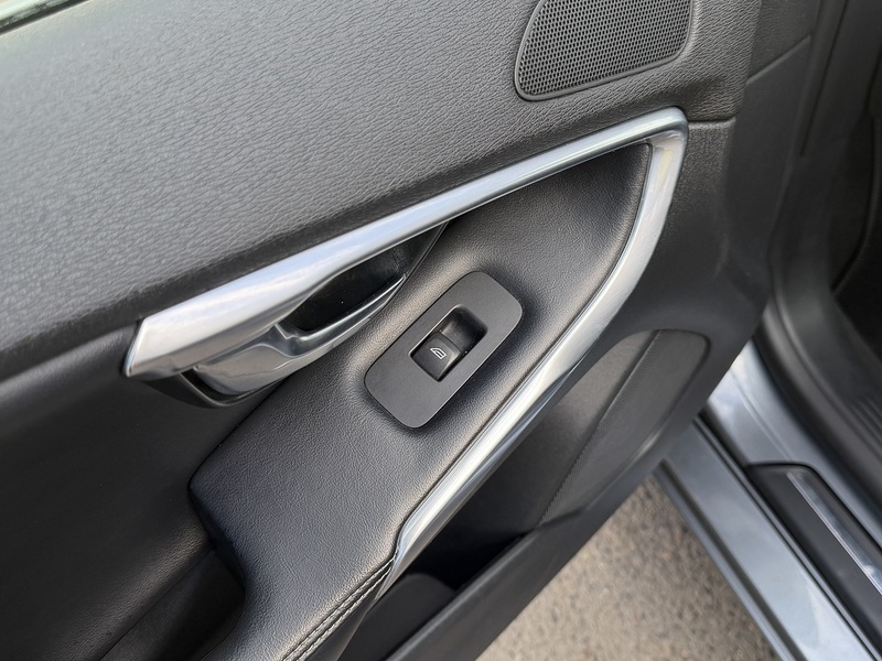 Volvo V40 2.0 T5 R-Design Lux Nav Hatchback 5dr Petrol Auto Euro 6 (s/s) (245 ps) - U2518