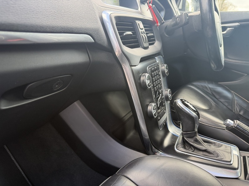 Volvo V40 2.0 T5 R-Design Lux Nav Hatchback 5dr Petrol Auto Euro 6 (s/s) (245 ps) - U2518