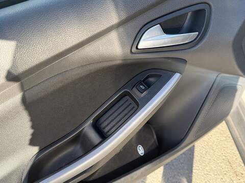 Ford Focus 1.0T EcoBoost Zetec Hatchback 5dr Petrol Auto Euro 6 (s/s) (125 ps) - U2521