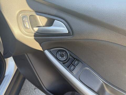 Ford Focus 1.0T EcoBoost Zetec Hatchback 5dr Petrol Auto Euro 6 (s/s) (125 ps) - U2521