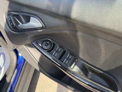 Ford Focus 1.0T EcoBoost Titanium Hatchback 5dr Petrol Auto Euro 6 (s/s) (125 ps) - U2523
