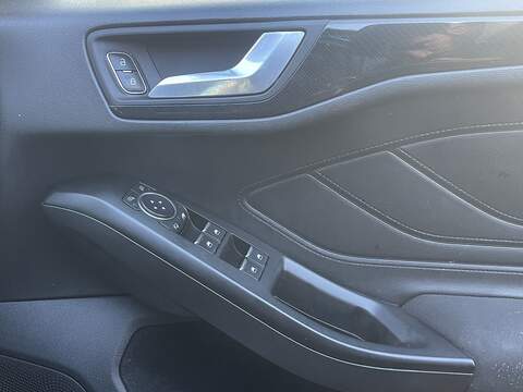 FORD FOCUS FOCUS 1.0 ST-LINE 5d 123 BHP ST LINE + AUTO + SERVICE - U862