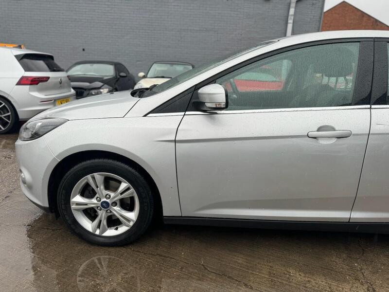 FORD FOCUS FOCUS 1.6L ZETEC 5d AUTO 124 BHP 12 MONTHS MOT - JUST SERVICED - U890