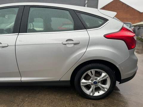 FORD FOCUS FOCUS 1.6L ZETEC 5d AUTO 124 BHP 12 MONTHS MOT - JUST SERVICED - U890