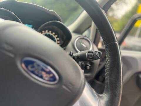 FORD FIESTA FIESTA 1.6L ZETEC 5d AUTO 104 BHP SERVICE HISTORY - 12 MONTHS MOT - U892