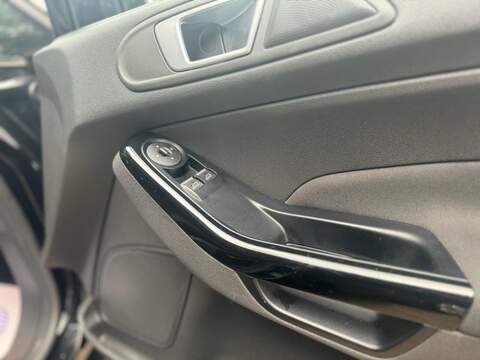 FORD FIESTA FIESTA 1.6L ZETEC 5d AUTO 104 BHP SERVICE HISTORY - 12 MONTHS MOT - U892