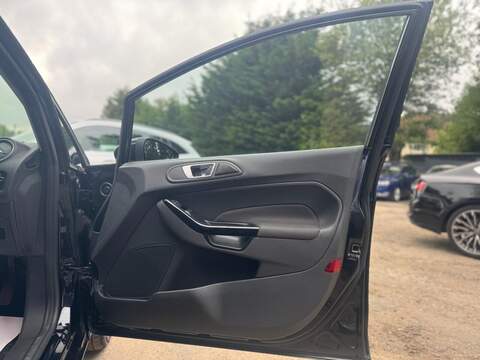 FORD FIESTA FIESTA 1.6L ZETEC 5d AUTO 104 BHP SERVICE HISTORY - 12 MONTHS MOT - U892