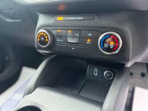 FORD FOCUS FOCUS 1.0T EcoBoost Zetec Hatchback 5dr Petrol Auto Euro 6 (s/s) (125 ps) FULL SERVICE HISTORY - 12 - U897