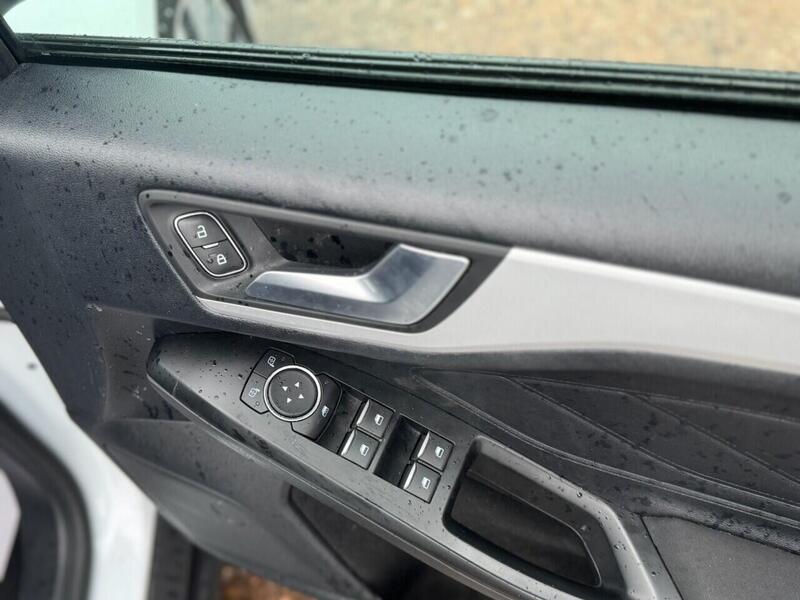 FORD FOCUS FOCUS 1.0T EcoBoost Zetec Hatchback 5dr Petrol Auto Euro 6 (s/s) (125 ps) FULL SERVICE HISTORY - 12 - U897