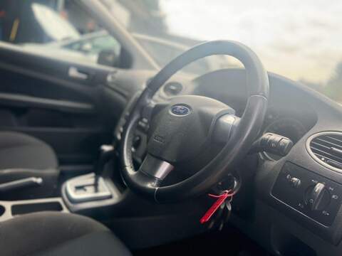 FORD FOCUS FOCUS 1.6L ZETEC CLIMATE 16V 5d AUTO 101 BHP FULL SERVICE HISTORY - 12 MONTH MOT - U916