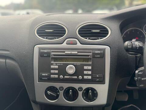 FORD FOCUS FOCUS 1.6L ZETEC CLIMATE 16V 5d AUTO 101 BHP FULL SERVICE HISTORY - 12 MONTH MOT - U916