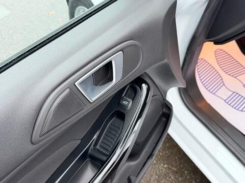 FORD FIESTA FIESTA 1.0T EcoBoost Zetec Hatchback 5dr Petrol Powershift Euro 5 (100 ps) FULL SERVICE HISTORY - 12 - U947