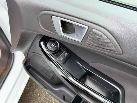 FORD FIESTA FIESTA 1.0T EcoBoost Zetec Hatchback 5dr Petrol Powershift Euro 5 (100 ps) FULL SERVICE HISTORY - 12 - U947