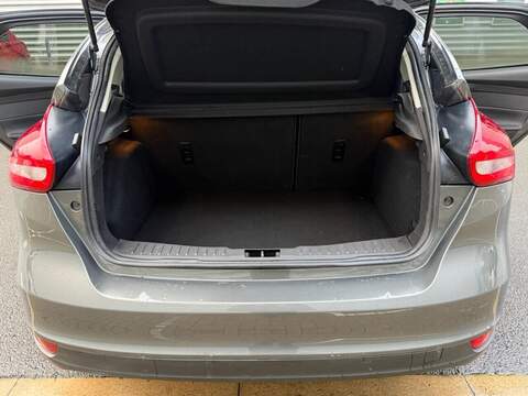 FORD FOCUS FOCUS 1.0T EcoBoost Zetec Hatchback 5dr Petrol Auto Euro 6 (s/s) (125 ps) JUST SERVICED - 12 MONTH - U974