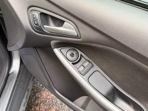 FORD FOCUS FOCUS 1.0T EcoBoost Zetec Hatchback 5dr Petrol Auto Euro 6 (s/s) (125 ps) JUST SERVICED - 12 MONTH - U974